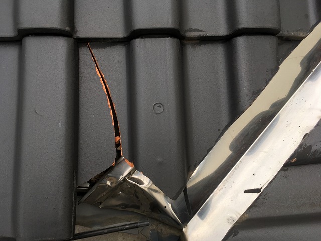 強風被害で割れた瓦